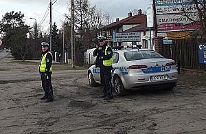 Kierowcy wolno czytać książkę, za komórkę jest mandat!