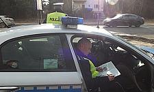 Kierowcy wolno czytać książkę, za komórkę jest mandat!