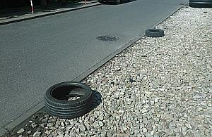 Zacisze: oponami blokują możliwość parkowania