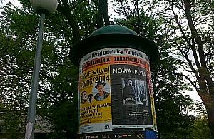 Słupy ogłoszeniowe: brzydki przeżytek czy wciąż wygoda?