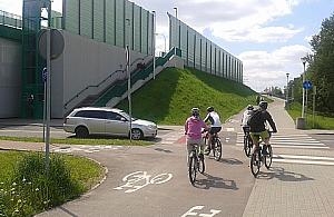 Droga rowerowa wzdłuż nowego mostu to fuszerka