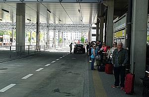 Dziki i niebezpieczny parking na węźle Młociny