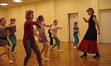 Dzieci tańczą... pasodoble. W domu kultury na Andersena