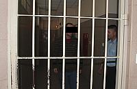Przechodzie� ugodzony no�em za ch�� pomocy
