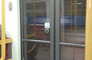 Wciskać czy nie wciskać? Historyjka z metra