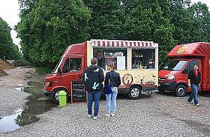 Kobieta i jej wegetariański food truck