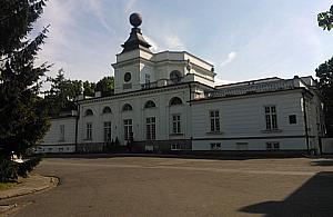 Jak dobrze znasz pałac w Jabłonnie? Fantastyczne miejsce na letnią wycieczkę!