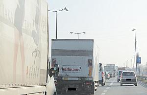 Zamykają Jagiellońską pod mostem Grota