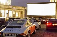 Kino samochodowe w Wawrze, parking pełen aut!