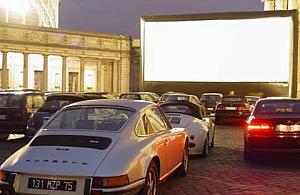 Kino samochodowe w Wawrze, parking pełen aut!