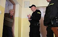 Udaj�c policjanta wyciagn�� od staruszka �wier� miliona