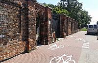 Uwaga bubel! Z cmentarza prosto pod rower