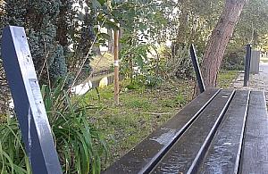 Piją na ławce? Trzeba zlikwidować ławkę!