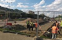 Już widać tory na Powstańców. Kiedy tramwaj?