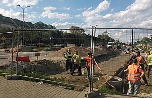 Już widać tory na Powstańców. Kiedy tramwaj?