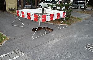 Zapadlisko w drodze - fekalia w piwnicy