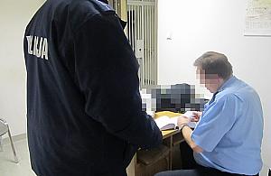 Zaczaił się na klatce schodowej i obrabował