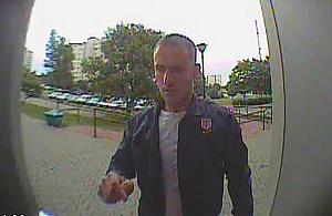 Rozpoznajesz? Robił zakupy kradzioną kartą