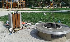 Park Picassa: grill z widokiem na śmietnik