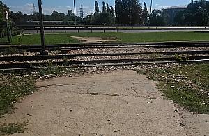 Dzika dróżka przez tory na Jelonkach - zakazać czy usankcjonować?