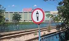 Dzika dróżka przez tory na Jelonkach - zakazać czy usankcjonować?