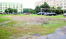 Piaski: pstrokate osiedle naznaczone wojskiem