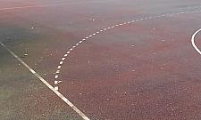 Dziury, bąble, kałuże. Szkoła przy Brygadzistów zaprasza na boisko