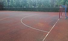 Dziury, bąble, kałuże. Szkoła przy Brygadzistów zaprasza na boisko