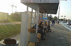 Prąd na przystanku. Dziwna lokalizacja dla skrzynek elektrycznych