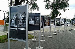 Żartobliwa wystawa przed ratuszem