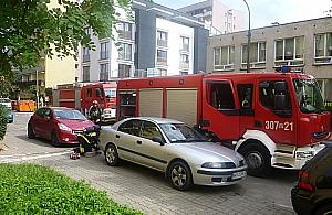 Bemowscy strażacy zamiast z pożarem walczą z autami
