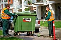 Śmieci w Wawrze: za zalegające odpadki firma wini mieszkańców