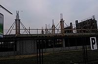 Pokaźnych rozmiarów budowla rośnie przy lotnisku. Co to?