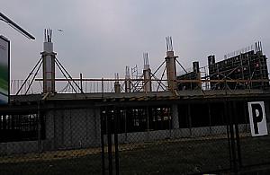 Pokaźnych rozmiarów budowla rośnie przy lotnisku. Co to?