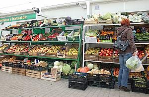 Czy warszawskie bazarki i targowiska muszą zniknąć?