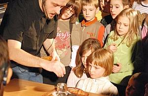 Ile w mrówce jest człowieka?