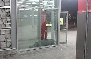 Pijani leżą w windzie, chodzą z "browcem" i petem. Oto węzeł Młociny