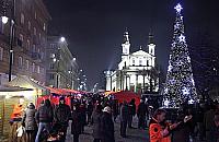 Choinka rozb�y�nie przy Powsta�c�w