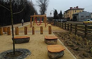 Półtorakilometrowa aleja zabaw dla dzieci powstała wzdłuż Bystrej