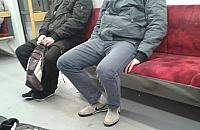 Panowie w rozkroku - plaga komunikacji miejskiej