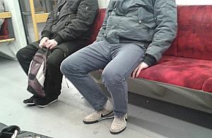 Panowie w rozkroku - plaga komunikacji miejskiej