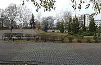 Wielki skwer na Tarchominie, niestety bez ławek