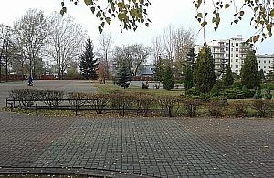 Wielki skwer na Tarchominie, niestety bez ławek