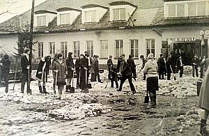 Kiedyś to były zimy... Wspólne odśnieżanie na Bródnie