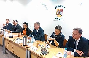 Przedstawienie burmistrza czy dla burmistrza? Wejście Menciny