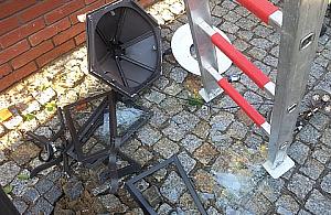 Skosił zabytkową latarnię na Płatniczej, wyciekł gaz