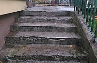 W przychodni na Kochanowskiego schody "ciężko chore"