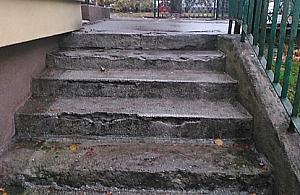 W przychodni na Kochanowskiego schody "ciężko chore"