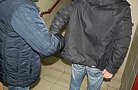 Potr�cono go ramieniem. Zrewan�owa� si� pi�ci�