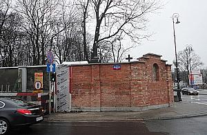 Zabytkowy mur cmentarza Powązkowskiego odzyskuje blask